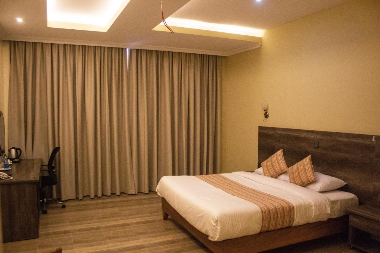 The Willis Hotel, Bomet Esterno foto